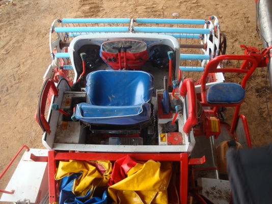 รถเกี่ยวข้าวศักดิ์พัฒนาปี2553