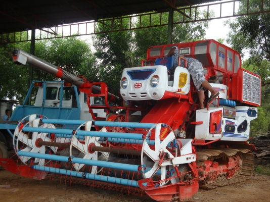 รถเกี่ยวข้าวศักดิ์พัฒนาปี2553