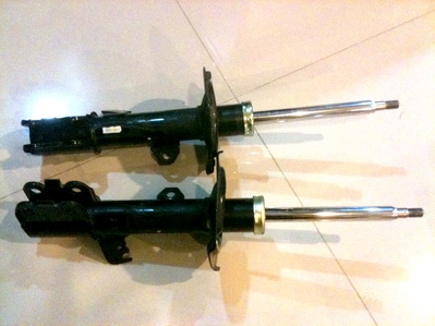 โช็คคู่หน้าใส่ Altis 01-06  สภาพใหม่ทั้งสองต้น