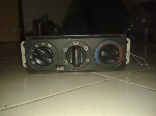 ขายสวิตช์ควบคุมแอร์ มาสด้า323ซีดาน ปี93