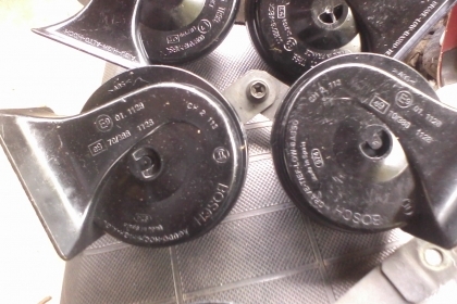 แตรรถยุโรปสวยๆครับเสียงเพราะครับเป็นแตรคู่ครับ  ผลิตในประเทศสเปน  และฝรั่งเศสครับสวยๆครับเสียงดี  เป็นของรถ เบน /ซีตอง  วอลโว่ลครับราคานี้คุ้ม