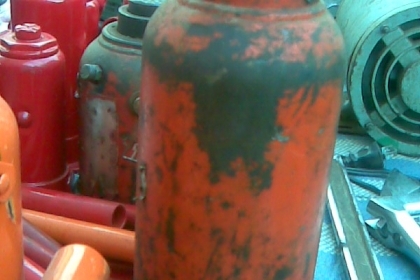 แม่แรง 10 ตันของญี่ปุ่น และ 20 ตันแม่แรงขนาด  10  ตันของญี่ปุ่นครับ ตัวสีแดง  ราคา  1400  บาทครับ แม่แรงขนาด 20  ตัน ตัวสีส้ม  1900  บาทครับ  ราคานี้คุ้มครับ