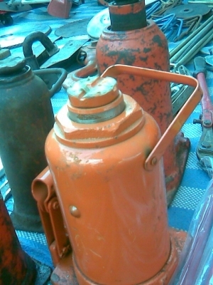 แม่แรง 10 ตันของญี่ปุ่น และ 20 ตันแม่แรงขนาด  10  ตันของญี่ปุ่นครับ ตัวสีแดง  ราคา  1400  บาทครับ แม่แรงขนาด 20  ตัน ตัวสีส้ม  1900  บาทครับ  ราคานี้คุ้มครับ