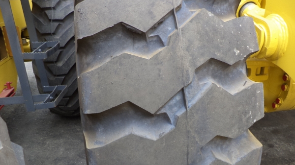 ยางรถตักทุกขนาด+กะทะล้อรถตักทุกรุ่นครับ