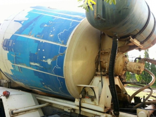 รถนิสสัน 10 ล้อ โม่ปูน  320 แรงม้า ปี 49  สนใจติดต่อ 081 - 6079515