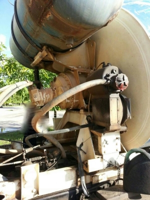 รถนิสสัน 10 ล้อ โม่ปูน  320 แรงม้า ปี 49  สนใจติดต่อ 081 - 6079515