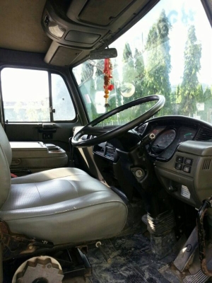 รถนิสสัน 10 ล้อ โม่ปูน  320 แรงม้า ปี 49  สนใจติดต่อ 081 - 6079515