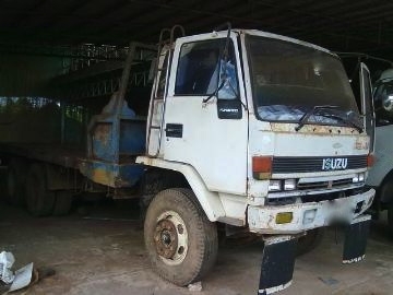 รถอิซูซุ 10 ล้อ ท้ายลาด 240 แรงม้า  ( หัวขาว )  สนใจติดต่อ 081 - 6079515