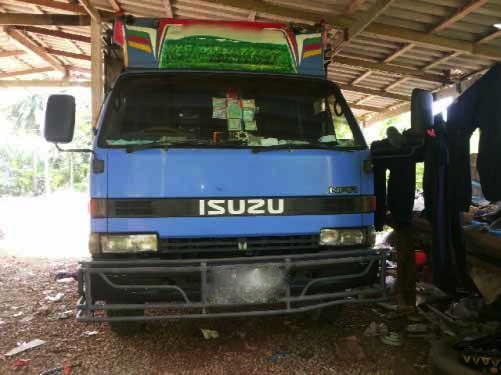 รถอิซูซุ 6 ล้อ รั้ว  เปลื่ยนเครื่อง 135 แรงม้า  สนใจติดต่อ 081 - 6079515
