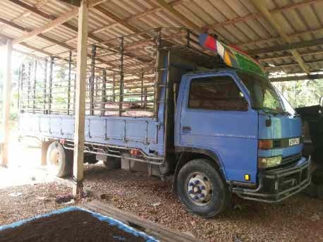 รถอิซูซุ 6 ล้อ รั้ว  เปลื่ยนเครื่อง 135 แรงม้า  สนใจติดต่อ 081 - 6079515