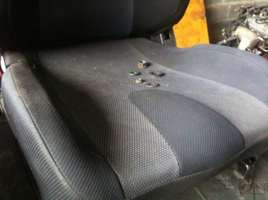 ขายเบาะแท้ SUBARU ไม่ทราบรุ่นเก่าญี่ปุนพร้อมราง ไม่ขาดสภาพกริ๊บ