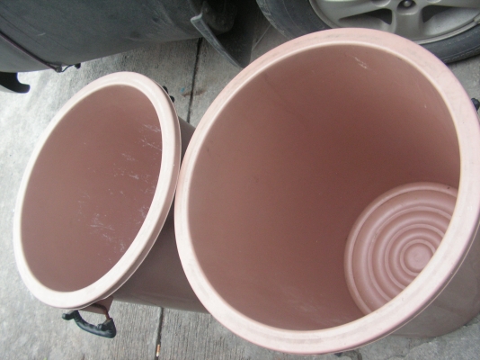 ถังพลาสติกสีเเดง3ใบ