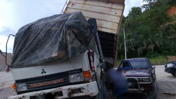 รถมิตซู 10 ล้อดั้ม 220 แรงม้า ( ขายตามสภาพ ) ( ซีเรี้ยน 4500 กว่า. )   สนใจติดต่อ 081 - 6079515