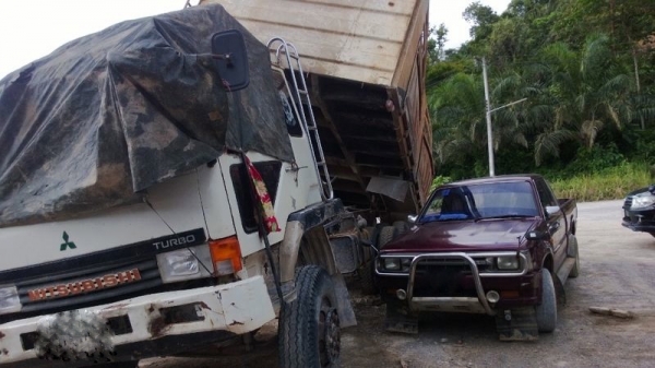 รถมิตซู 10 ล้อดั้ม 220 แรงม้า ( ขายตามสภาพ ) ( ซีเรี้ยน 4500 กว่า. )   สนใจติดต่อ 081 - 6079515