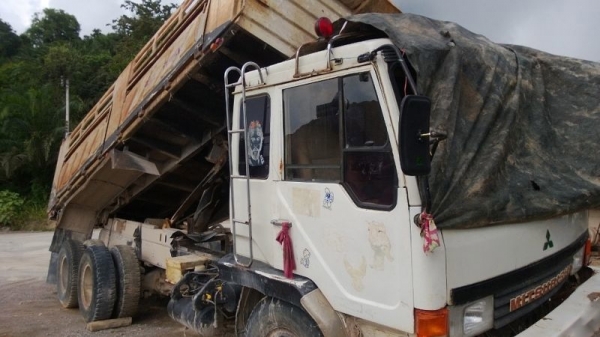 รถมิตซู 10 ล้อดั้ม 220 แรงม้า ( ขายตามสภาพ ) ( ซีเรี้ยน 4500 กว่า. )   สนใจติดต่อ 081 - 6079515