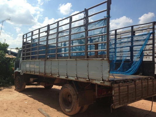 ขาย 6ล้อช่วงยาว ISUZU ROCKY165  เครื่องเดิม6BD1 165 HP แห้งดีติดง่ายไม่หลวม เกียร์ดี ช่วงล่างใหญ่ คัสซีสวยมาก ไม่ผุไม่บวมไม่ดาม เฟืองท้ายใหญ่ FUSO กระบะพื้นเหล็กคอกเหล็กแข็งแรง ยาว5.5ม.หัวนอก บางสีดี มีตำหนิจิ้มมานิดนึง ภายในดี คอนโซลครบ ยาง900 ดี6เส้น พร