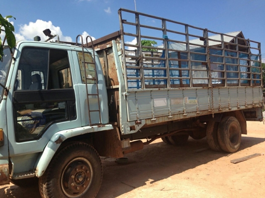 ขาย 6ล้อช่วงยาว ISUZU ROCKY165  เครื่องเดิม6BD1 165 HP แห้งดีติดง่ายไม่หลวม เกียร์ดี ช่วงล่างใหญ่ คัสซีสวยมาก ไม่ผุไม่บวมไม่ดาม เฟืองท้ายใหญ่ FUSO กระบะพื้นเหล็กคอกเหล็กแข็งแรง ยาว5.5ม.หัวนอก บางสีดี มีตำหนิจิ้มมานิดนึง ภายในดี คอนโซลครบ ยาง900 ดี6เส้น พร