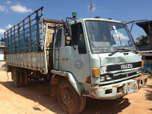 ขาย 6ล้อช่วงยาว ISUZU ROCKY165  เครื่องเดิม6BD1 165 HP แห้งดีติดง่ายไม่หลวม เกียร์ดี ช่วงล่างใหญ่ คัสซีสวยมาก ไม่ผุไม่บวมไม่ดาม เฟืองท้ายใหญ่ FUSO กระบะพื้นเหล็กคอกเหล็กแข็งแรง ยาว5.5ม.หัวนอก บางสีดี มีตำหนิจิ้มมานิดนึง ภายในดี คอนโซลครบ ยาง900 ดี6เส้น พร