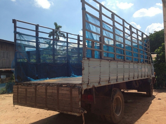 ขาย 6ล้อช่วงยาว ISUZU ROCKY165  เครื่องเดิม6BD1 165 HP แห้งดีติดง่ายไม่หลวม เกียร์ดี ช่วงล่างใหญ่ คัสซีสวยมาก ไม่ผุไม่บวมไม่ดาม เฟืองท้ายใหญ่ FUSO กระบะพื้นเหล็กคอกเหล็กแข็งแรง ยาว5.5ม.หัวนอก บางสีดี มีตำหนิจิ้มมานิดนึง ภายในดี คอนโซลครบ ยาง900 ดี6เส้น พร