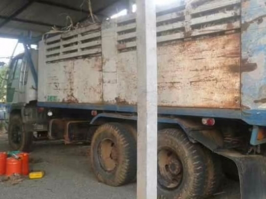 HINO KT 725 - 185 HP HO7C สิบล้อดั๊มพ์ 2 เพลา กระบะดั๊มพ์เหล็ก 12 ตันฝาข้างแผ่นเรียบมีโรลบาร์อ้อยครบพร้อม เครื่องแน่นแรงดีมาก หัวเก๋งสิงค์ไฮเทคสภาพสวยจัดภายในคอนโซลสวยครบ แอร์ พวงมาลัยเพาเวอร์ เบรคทริ๊ปฟี้ครบพร้อม ช่วงล่างคัชซีไม่แตกไม่บวม ยางสภาพดี 10 เส