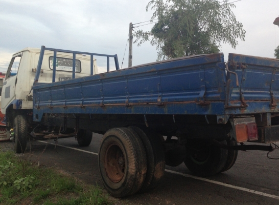 HINO KM 350 - 100 HP DM100 รถบรรทุก 6 ล้อ หัวเก๋ง HINO FB กระจกหน้ากระจกประตูซ้ายขวาครบหมด กระบะเหล็กคาร์โก้ความยาว 4.30 เมตรสภาพดีสุดๆ ช่วงล่างใหญ่เฟืองท้ายคานหน้าติด F แล้ว ยาง 8.25 ขอบ 16 สภาพดีมาก ราคาต่อรองได้นะครับ