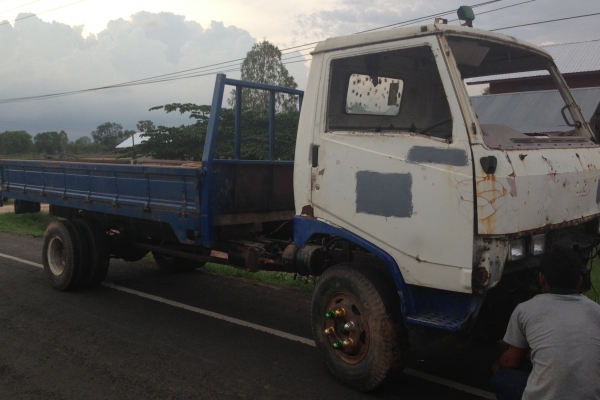 HINO KM 350 - 100 HP DM100 รถบรรทุก 6 ล้อ หัวเก๋ง HINO FB กระจกหน้ากระจกประตูซ้ายขวาครบหมด กระบะเหล็กคาร์โก้ความยาว 4.30 เมตรสภาพดีสุดๆ ช่วงล่างใหญ่เฟืองท้ายคานหน้าติด F แล้ว ยาง 8.25 ขอบ 16 สภาพดีมาก ราคาต่อรองได้นะครับ