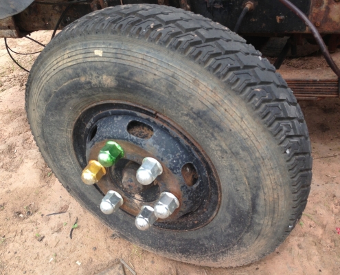 HINO KM 350 - 100 HP DM100 รถบรรทุก 6 ล้อ หัวเก๋ง HINO FB กระจกหน้ากระจกประตูซ้ายขวาครบหมด กระบะเหล็กคาร์โก้ความยาว 4.30 เมตรสภาพดีสุดๆ ช่วงล่างใหญ่เฟืองท้ายคานหน้าติด F แล้ว ยาง 8.25 ขอบ 16 สภาพดีมาก ราคาต่อรองได้นะครับ