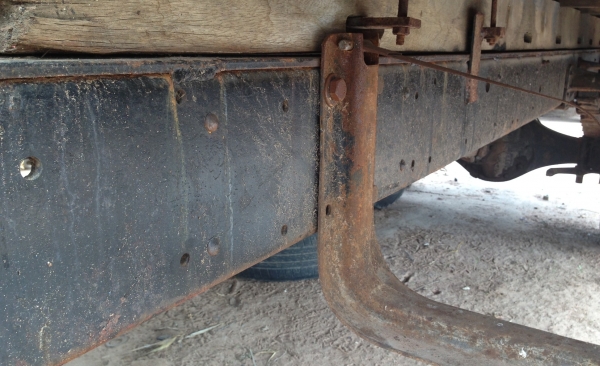 HINO KM 350 - 100 HP DM100 รถบรรทุก 6 ล้อ หัวเก๋ง HINO FB กระจกหน้ากระจกประตูซ้ายขวาครบหมด กระบะเหล็กคาร์โก้ความยาว 4.30 เมตรสภาพดีสุดๆ ช่วงล่างใหญ่เฟืองท้ายคานหน้าติด F แล้ว ยาง 8.25 ขอบ 16 สภาพดีมาก ราคาต่อรองได้นะครับ