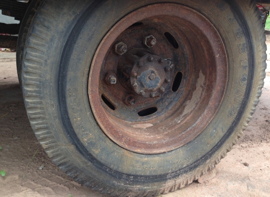 HINO KM 350 - 100 HP DM100 รถบรรทุก 6 ล้อ หัวเก๋ง HINO FB กระจกหน้ากระจกประตูซ้ายขวาครบหมด กระบะเหล็กคาร์โก้ความยาว 4.30 เมตรสภาพดีสุดๆ ช่วงล่างใหญ่เฟืองท้ายคานหน้าติด F แล้ว ยาง 8.25 ขอบ 16 สภาพดีมาก ราคาต่อรองได้นะครับ