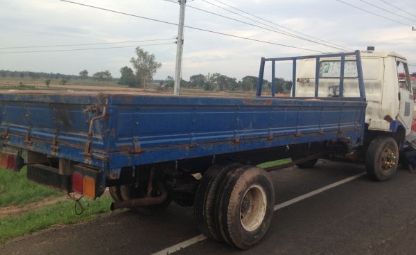 HINO KM 350 - 100 HP DM100 รถบรรทุก 6 ล้อ หัวเก๋ง HINO FB กระจกหน้ากระจกประตูซ้ายขวาครบหมด กระบะเหล็กคาร์โก้ความยาว 4.30 เมตรสภาพดีสุดๆ ช่วงล่างใหญ่เฟืองท้ายคานหน้าติด F แล้ว ยาง 8.25 ขอบ 16 สภาพดีมาก ราคาต่อรองได้นะครับ