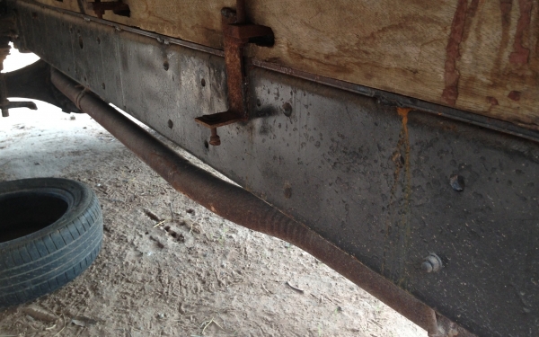 HINO KM 350 - 100 HP DM100 รถบรรทุก 6 ล้อ หัวเก๋ง HINO FB กระจกหน้ากระจกประตูซ้ายขวาครบหมด กระบะเหล็กคาร์โก้ความยาว 4.30 เมตรสภาพดีสุดๆ ช่วงล่างใหญ่เฟืองท้ายคานหน้าติด F แล้ว ยาง 8.25 ขอบ 16 สภาพดีมาก ราคาต่อรองได้นะครับ