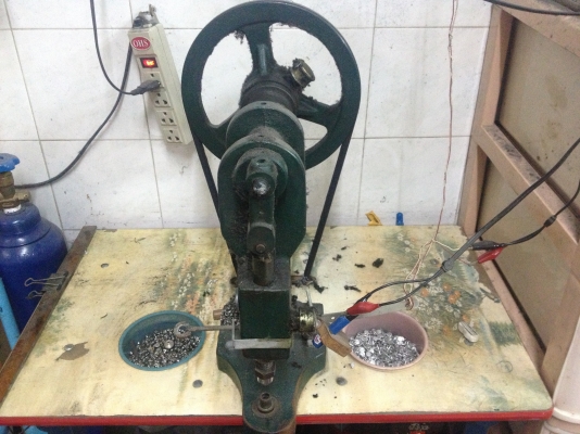 เครื่องตอกกระดุมกางเกงยีนส์