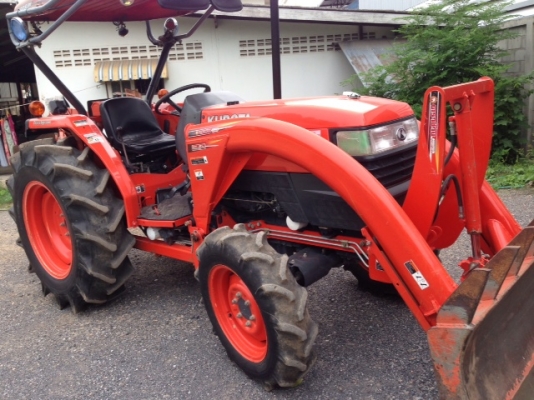 ขายด่วน..รถไถ KUBOTA L4508 DI ขับ 4 WD รถสภาพใหม่ เลขไมล์เพียง 403 ชั่วโมง มีใบดันหน้า ผาน 4 ตราช้าง รถสวยแจ่ม มีทะเบียนครบ.