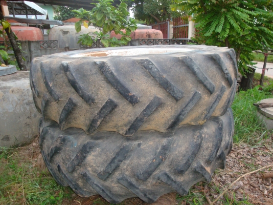 ขายยางหลังรถไถฟอร์ดพร้อมกะทะขอบ 38 ขายยางหลังรถไถฟอร์ดพร้อมกะทะขอบ 38