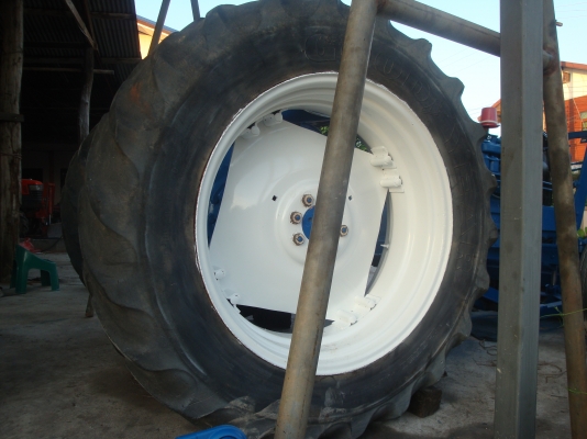 ขายยางหลังรถไถฟอร์ดพร้อมกะทะขอบ 38 ขายยางหลังรถไถฟอร์ดพร้อมกะทะขอบ 38