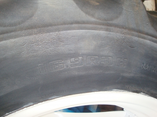 ขายยางหลังรถไถฟอร์ดพร้อมกะทะขอบ 38 ขายยางหลังรถไถฟอร์ดพร้อมกะทะขอบ 38