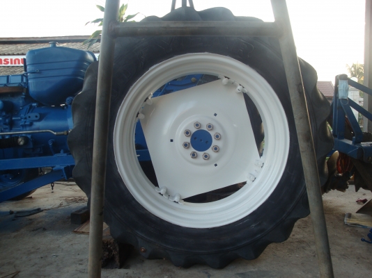 ขายยางหลังรถไถฟอร์ดพร้อมกะทะขอบ 38