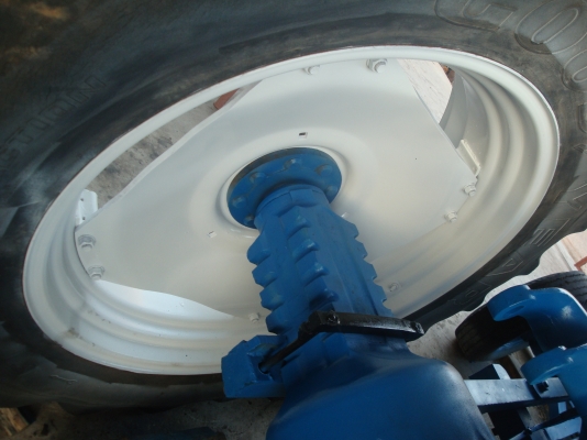 ขายยางหลังรถไถฟอร์ดพร้อมกะทะขอบ 38 ขายยางหลังรถไถฟอร์ดพร้อมกะทะขอบ 38