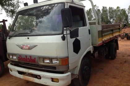 HINO FB 150 HP JO5C หกล้อดั๊มพ์ กระบะดั๊มพ์เหล็ก 4 ตันความยาว 3.90 เมตรสภาพสวย เครื่องแห้งแรงดีไม่มีเยิ้ม ภายในเก๋งคอนโซลสวยครบ พวงมาลัยเพาเวอร์ เบรคทริ๊ปฟี้ ช่วงล่างใหญ่คัชซีสวยไม่มีผุไม่มีดาม เฟืองท้ายกับคานหน้าติด F แล้ว ยาง 8.25 ขอบ 16 สภาพดี 70\% พร้อ