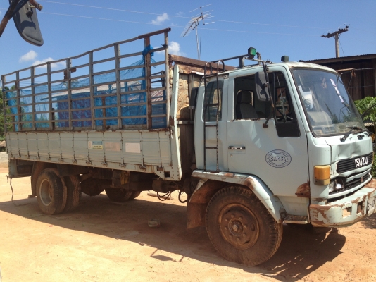 ISUZU ROCKY 165 HP 6BD1 กระบะคอกเหล็กความยาว 5.50 เมตรสภาพสวย เครื่องแน่นแรงดี ภายในเก๋งคอนโซลครบพร้อม พวงมาลัยเพาเวอร์ หัวเก๋งด้านหน้าต้องเก็บรอยบุบเล็กน้อย ช่วงล่างคัชซีสวยมากๆครับ ชุดเพลาและเฟืองท้ายของ มิตซู FUSO ขนาดใหญ่แล้วสภาพดีสุดๆ ยาง 9.00 ขอบ 20