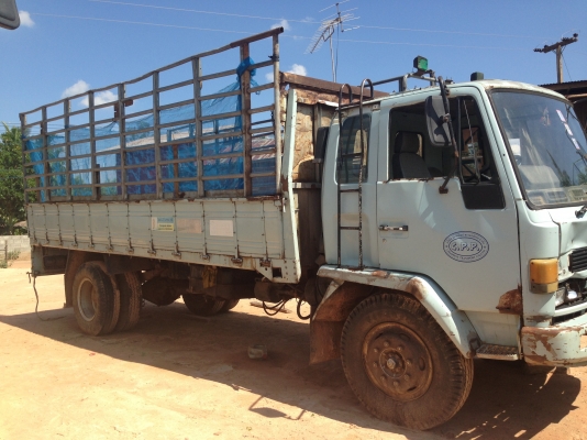 ISUZU ROCKY 165 HP 6BD1 กระบะคอกเหล็กความยาว 5.50 เมตรสภาพสวย เครื่องแน่นแรงดี ภายในเก๋งคอนโซลครบพร้อม พวงมาลัยเพาเวอร์ หัวเก๋งด้านหน้าต้องเก็บรอยบุบเล็กน้อย ช่วงล่างคัชซีสวยมากๆครับ ชุดเพลาและเฟืองท้ายของ มิตซู FUSO ขนาดใหญ่แล้วสภาพดีสุดๆ ยาง 9.00 ขอบ 20