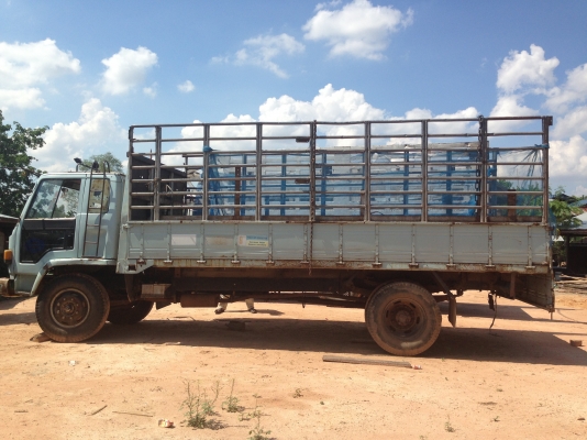 ISUZU ROCKY 165 HP 6BD1 กระบะคอกเหล็กความยาว 5.50 เมตรสภาพสวย เครื่องแน่นแรงดี ภายในเก๋งคอนโซลครบพร้อม พวงมาลัยเพาเวอร์ หัวเก๋งด้านหน้าต้องเก็บรอยบุบเล็กน้อย ช่วงล่างคัชซีสวยมากๆครับ ชุดเพลาและเฟืองท้ายของ มิตซู FUSO ขนาดใหญ่แล้วสภาพดีสุดๆ ยาง 9.00 ขอบ 20