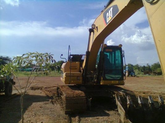 CAT  320 D กระบอกดำ  ชั่งโมงงาน 11000  กว่า    ซีเรียล  320D  HHAL01675 จัดไฟแนนท์ได้