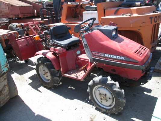 รหัส:13001173รถพรวนดินนั่งขับเครื่องยนต์เบนซิลGC05ขนาด11PS.สภาพสวยพร้อมโรตารี่สามารถถอดเข้าออกได้