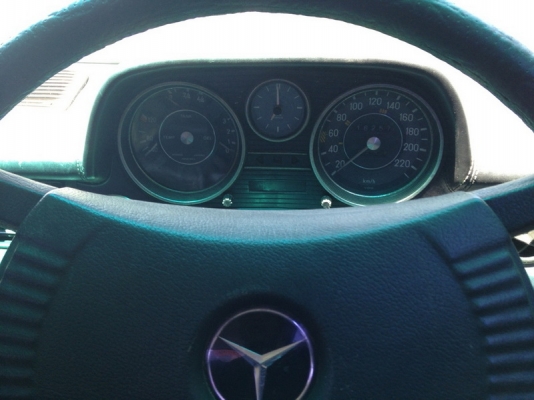 ขาย Benz 220 W115 เครื่อง ดีเซล เกียออโต้ รถน่าใช้ครับ ราคาไม่แพง ^^