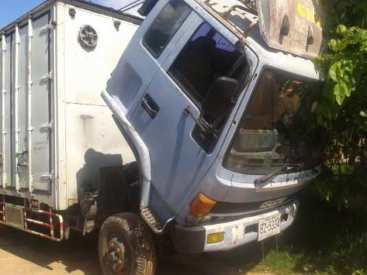 6ล้อให่ญ175แรงตู้แห้งยาว5.5เมตร