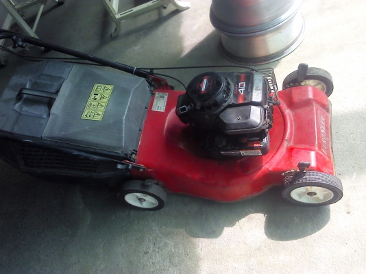 รถตัดหญ้าของยุโรปแบบเดินตามเครื่องยนต์ของอิตาลี มีถังเก็บหญ้าที่ตัดแล้ว