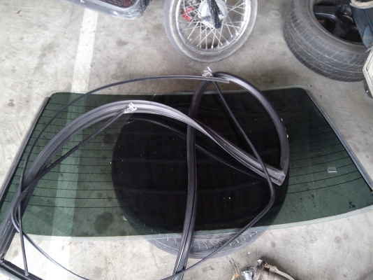 ขายกะจกหน้าe30และหลังe30บานละ1000พร้อมขอบยางกะจก ขายกะจกหน้าe30และหลังe30บานละ1000พร้อมขอบยางกะจก