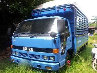 รถอิซูซุ 6 ล้อ รั้ว 120  แรงม้า ปี 45  ( ฝาดำ )  สนใจติดต่อ 081 - 6079515