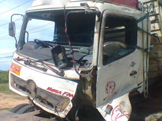 รถฮีโน่ 10 ล้อ รั้ว 320 แรงม้า ปี 49  ( ขายตามสภาพ ) สนใจติดต่อ 081 - 6079515